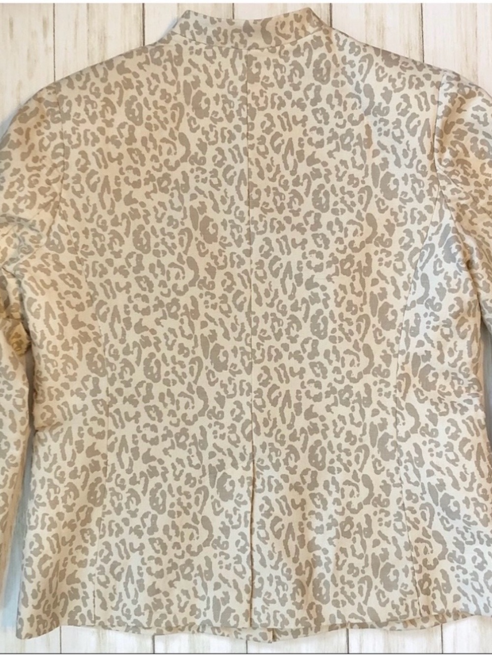 Neiman Marcus Exclusive Animal Print Linen Jacket - Picture 6 of 8